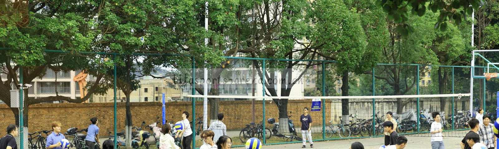 暗色球场线条与斜向运动轨迹构成的抽象图形，无人物与文字